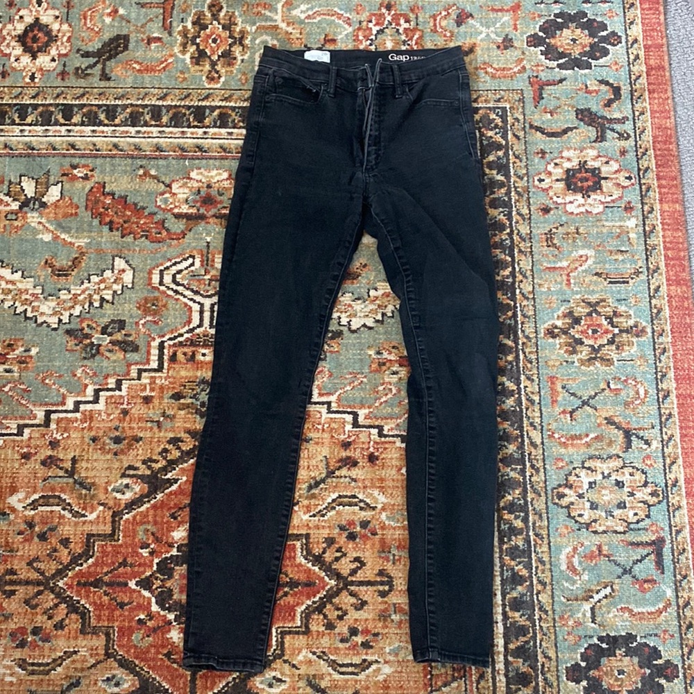 Black gap skinny jeans.